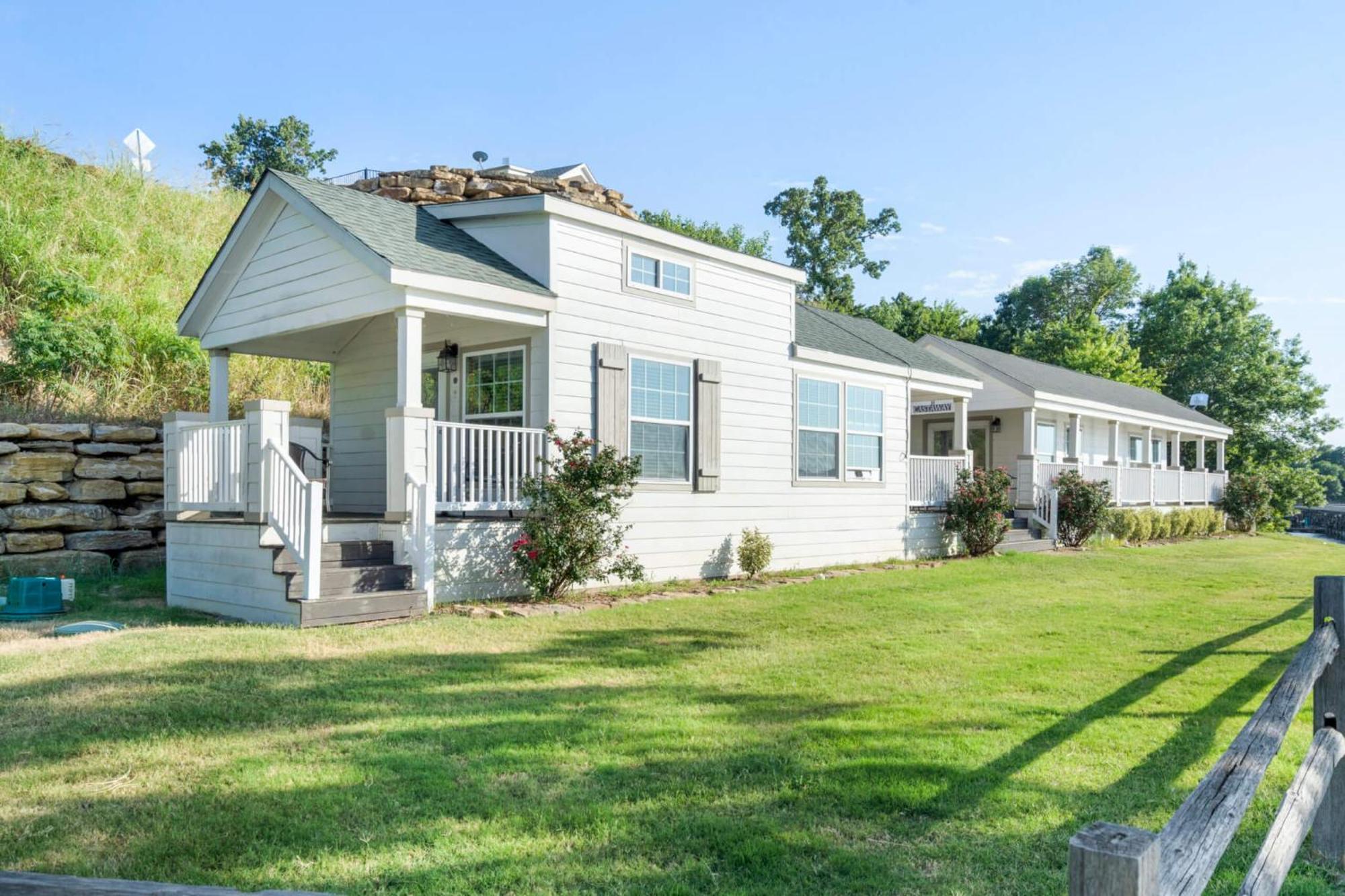 Crosstimbers Marina And Cottages Sperry Extérieur photo